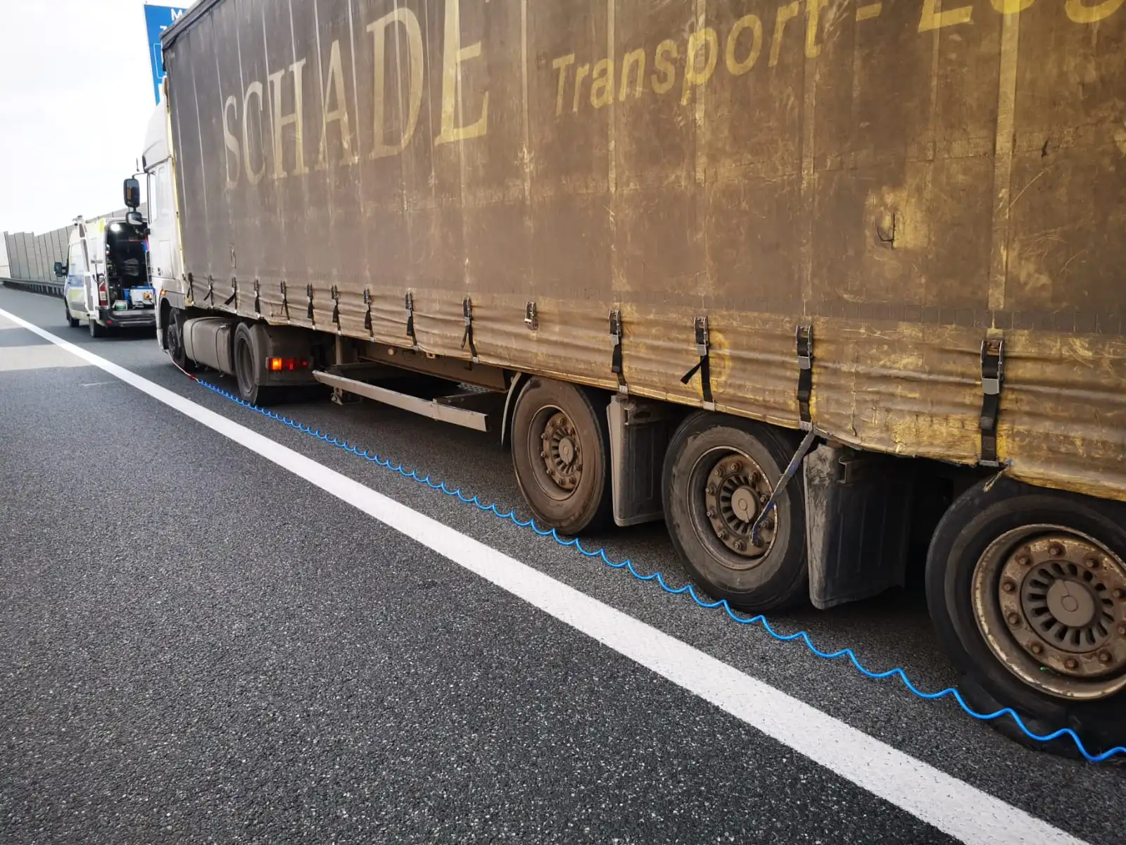 TIR, wymiana opony na A4 przy zjeździe na DK963, Targowisko