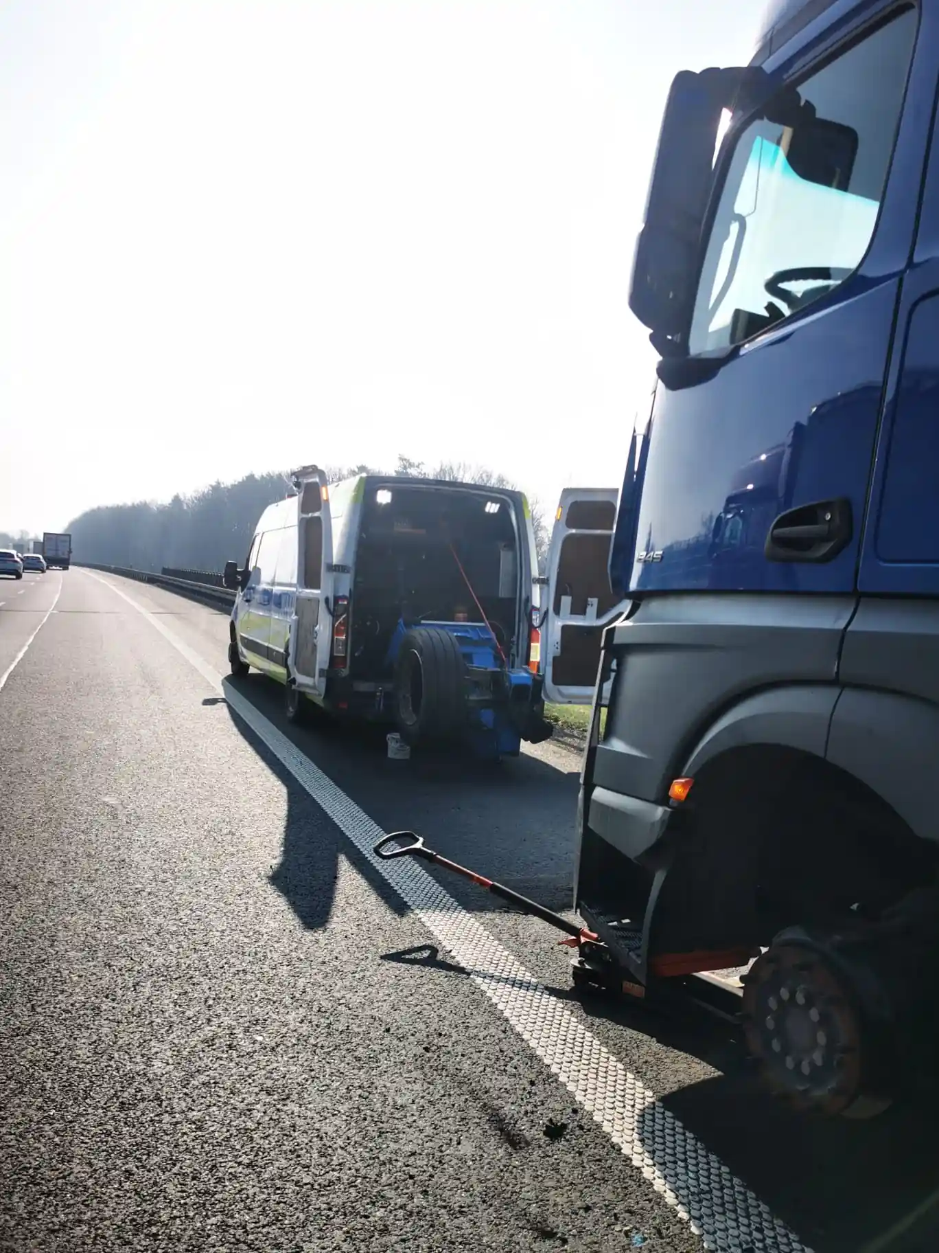 Wymiana koła przedniego TIR na autostradzie A4 w Podłężu