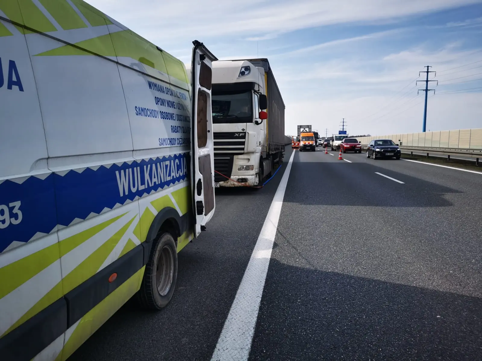 TIR, wymiana opony na węźle A4/S7